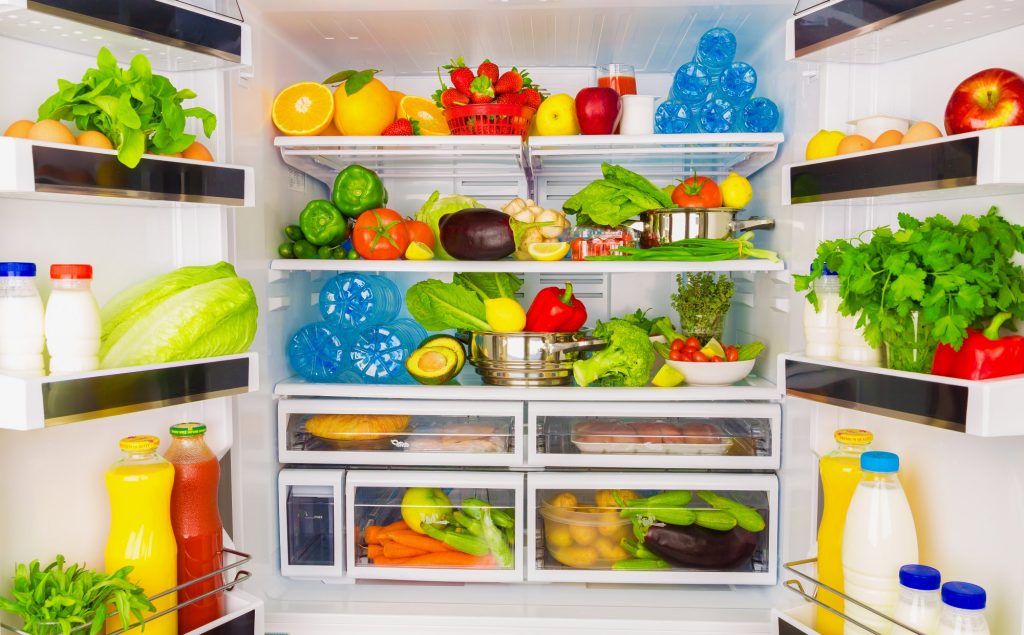 offener Kühlschrank mit Obst und Gemüse